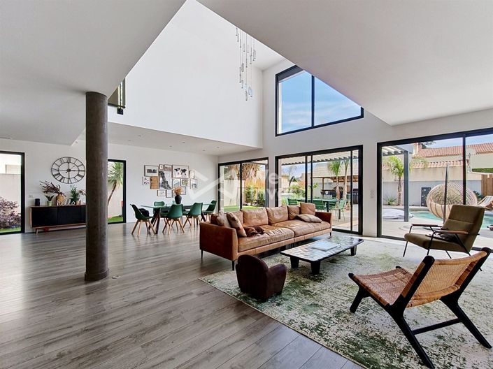 Image No.5-5 Bed Property for sale