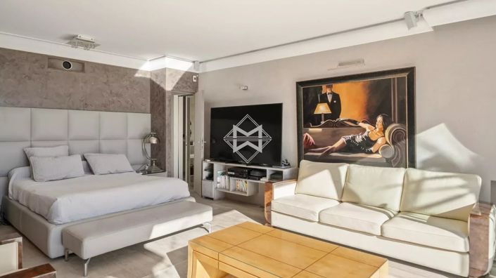 Image No.8-5 Bed House for sale