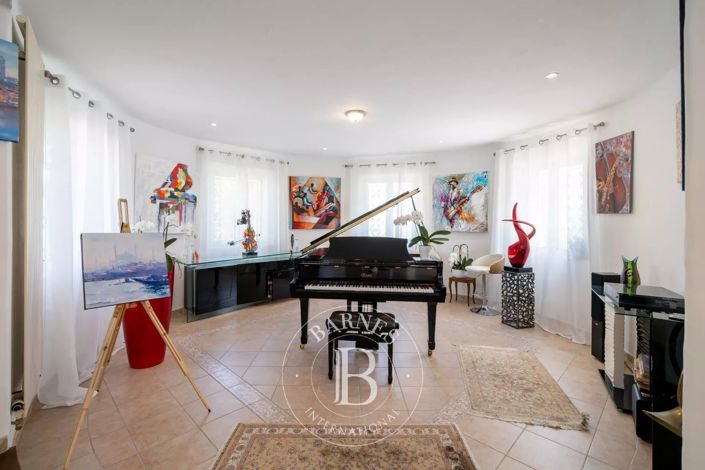 Image No.7-5 Bed House for sale