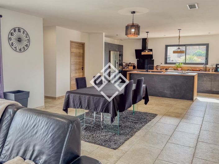 Image No.8-3 Bed House for sale