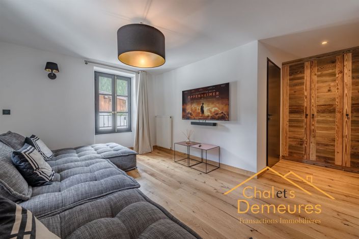 Image No.6-8 Bed House for sale
