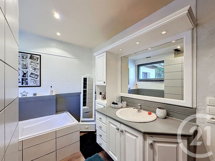 Image No.17-6 Bed House for sale