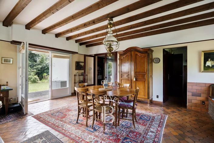 Image No.8-5 Bed House for sale