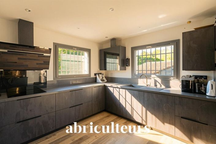 Image No.4-5 Bed House for sale