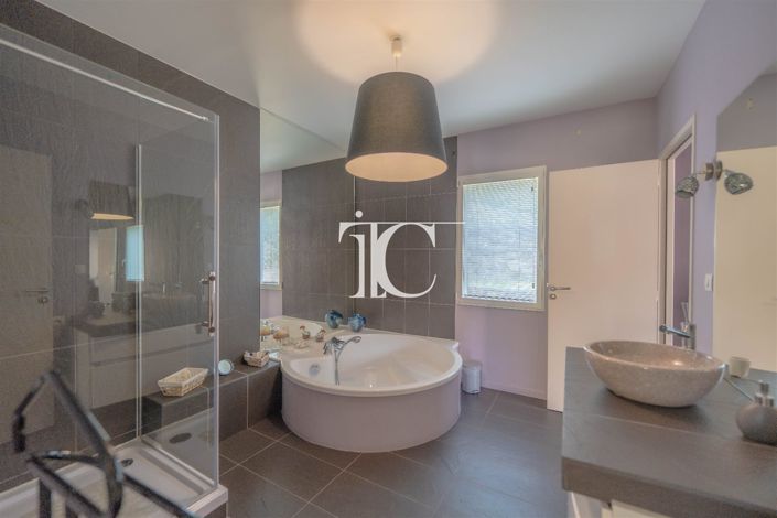 Image No.9-3 Bed House for sale