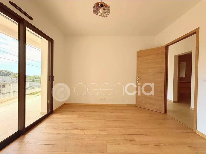 Image No.10-3 Bed House for sale