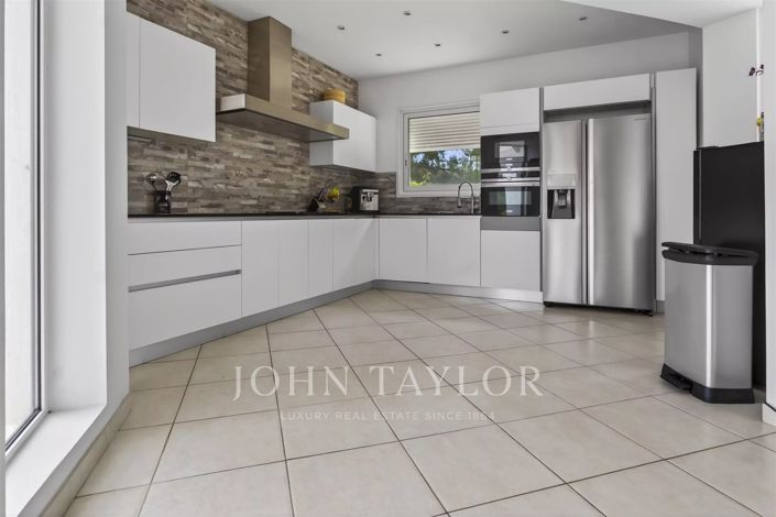 Image No.6-6 Bed House for sale