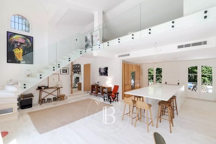 Image No.6-5 Bed House for sale