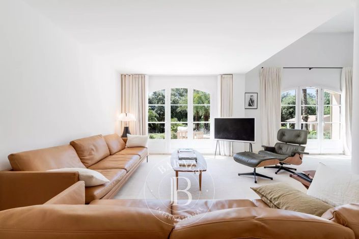 Image No.8-5 Bed House for sale