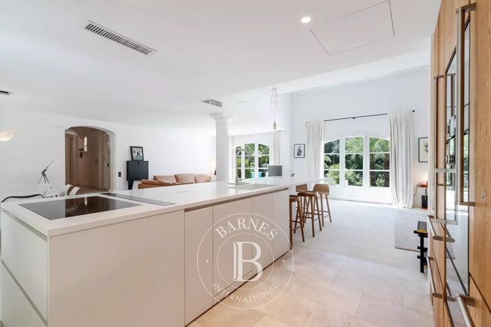 Image No.9-5 Bed House for sale