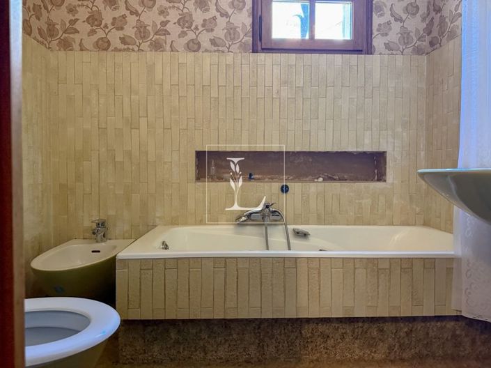 Image No.9-5 Bed House for sale