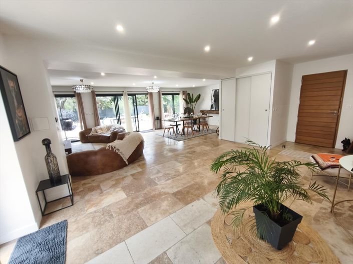 Image No.10-3 Bed House for sale