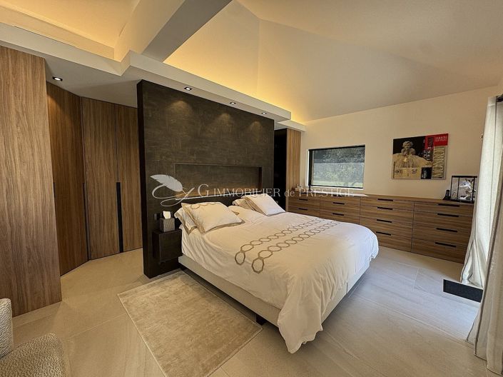 Image No.24-8 Bed House for sale