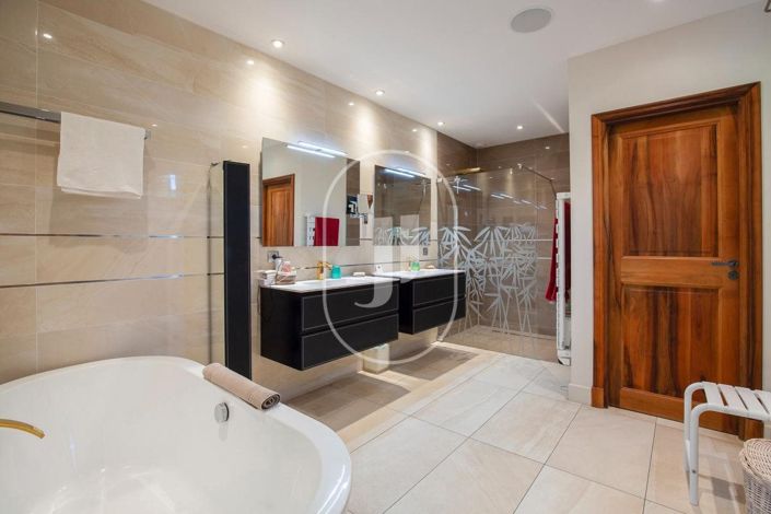 Image No.10-5 Bed House for sale