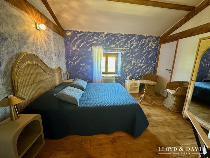Image No.11-9 Bed House for sale