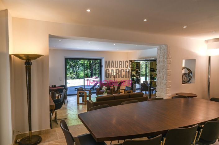 Image No.10-6 Bed Property for sale