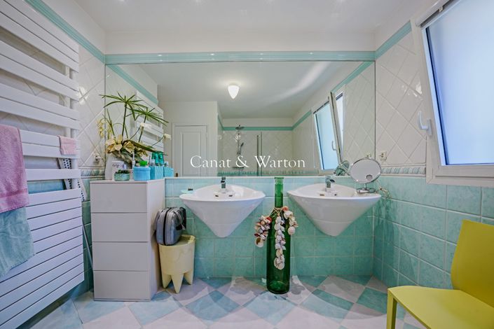 Image No.10-3 Bed Property for sale