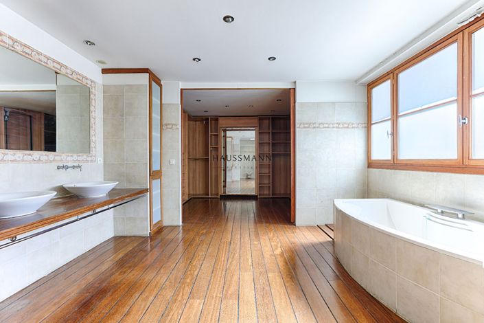 Image No.12-6 Bed Property for sale