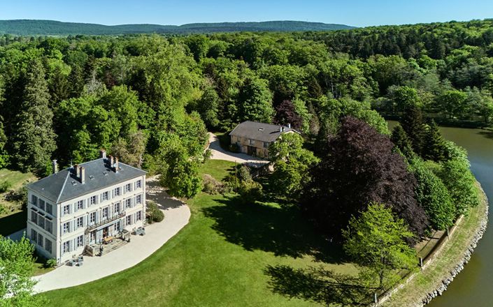 Between Canal And Forest: Freland Castle