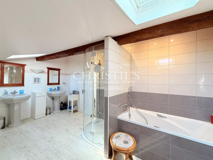 Image No.19-5 Bed House for sale