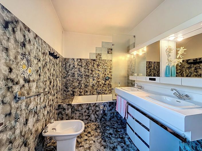 Image No.31-5 Bed House for sale