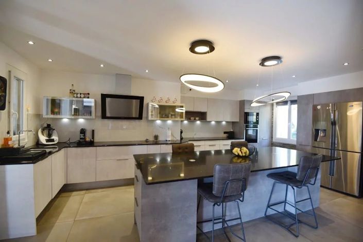 Image No.6-5 Bed House for sale