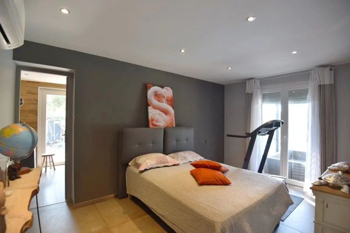 Image No.9-5 Bed House for sale