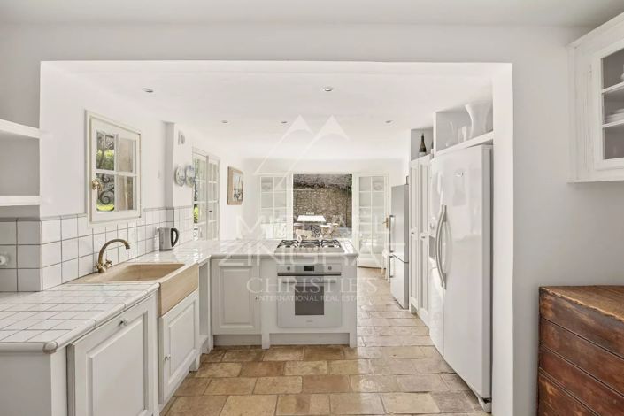 Image No.8-5 Bed House for sale