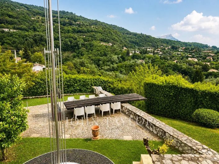 Image No.8-5 Bed House for sale