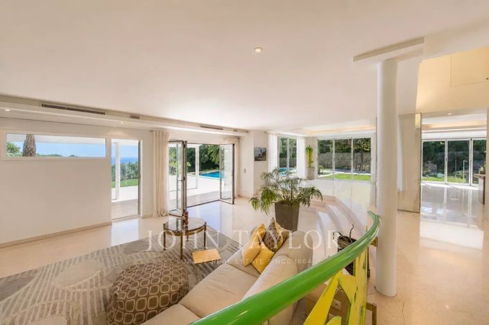 Image No.9-5 Bed House for sale