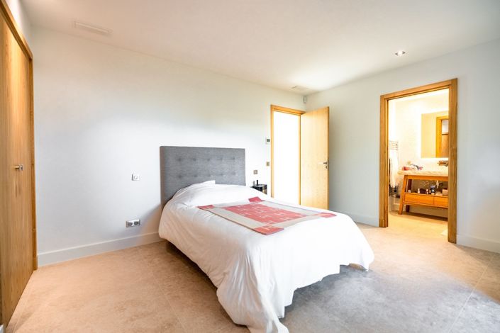 Image No.12-5 Bed House for sale