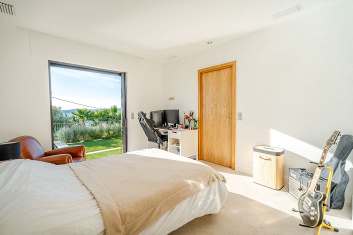 Image No.8-5 Bed House for sale