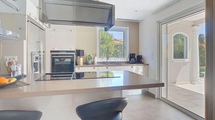 Image No.4-4 Bed Property for sale