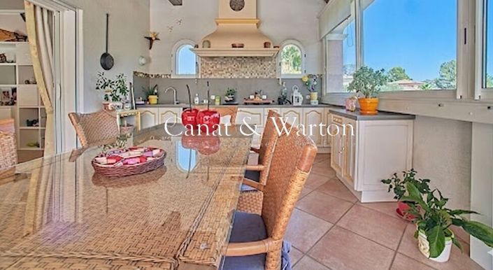 Image No.4-4 Bed Property for sale
