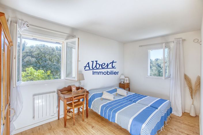 Image No.5-8 Bed House for sale