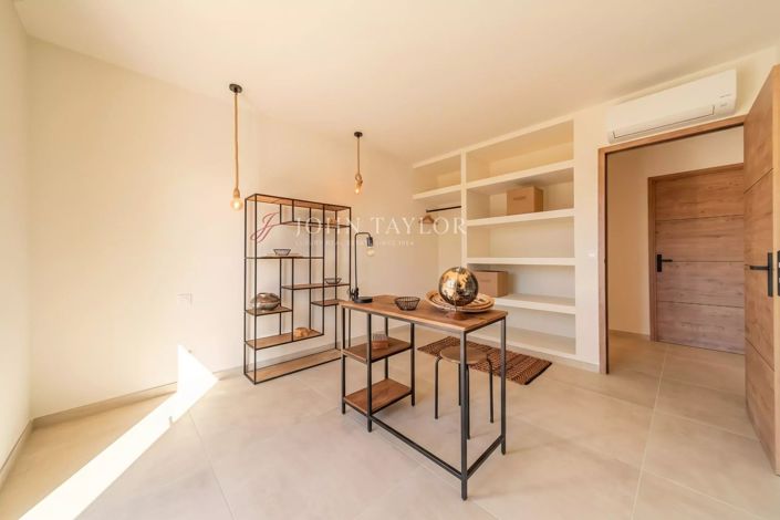 Image No.18-5 Bed House for sale