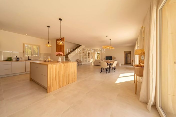 Image No.6-5 Bed House for sale