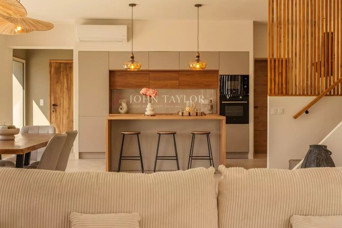 Image No.8-5 Bed House for sale
