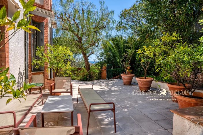 Image No.6-8 Bed House for sale