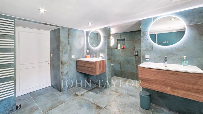 Image No.20-5 Bed House for sale