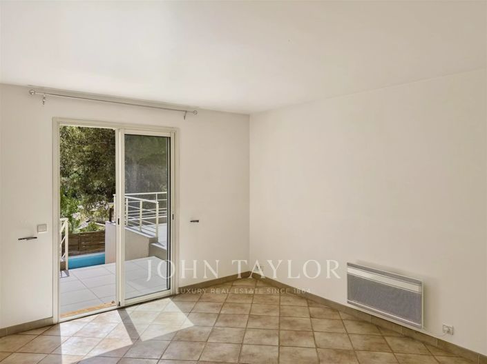Image No.10-3 Bed House for sale