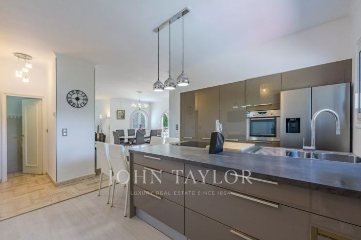 Image No.7-5 Bed House for sale