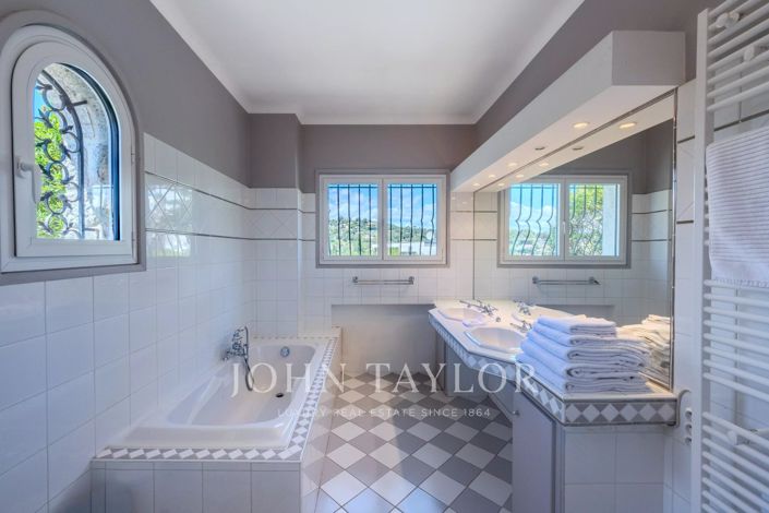 Image No.9-5 Bed House for sale