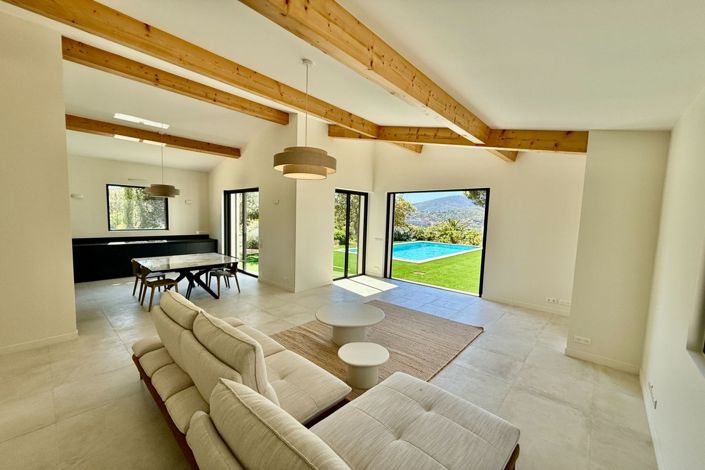 Image No.10-3 Bed House for sale