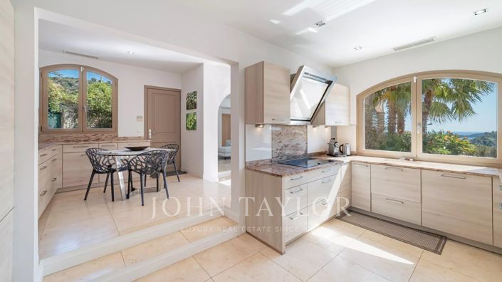 Image No.9-5 Bed House for sale