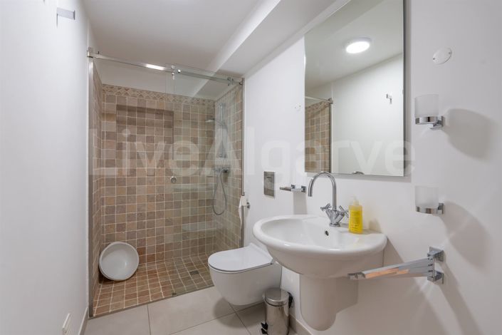 Image No.24-5 Bed House for sale