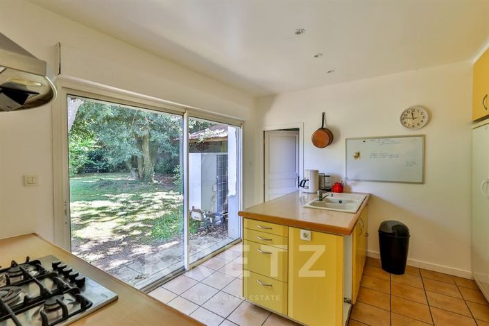 Image No.8-10 Bed House for sale