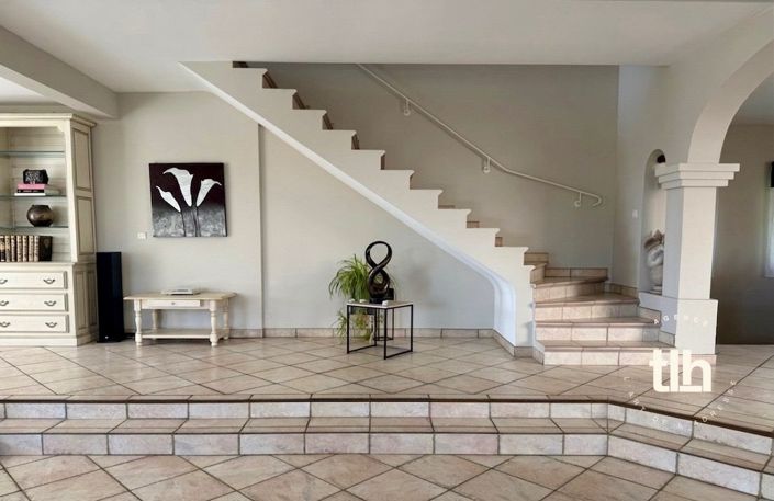 Image No.8-5 Bed House for sale
