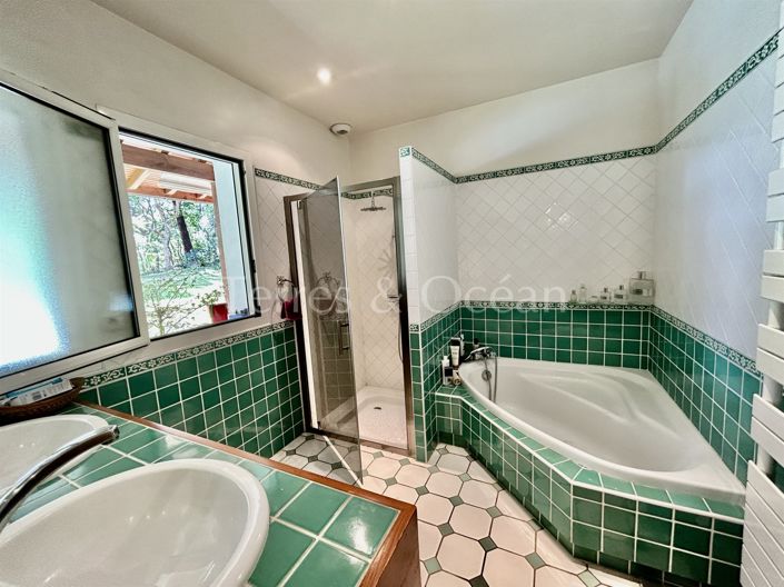 Image No.30-5 Bed House for sale