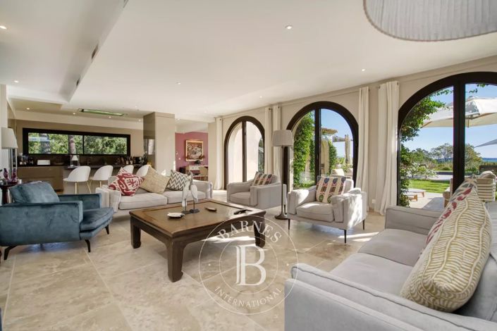 Image No.7-6 Bed House for sale